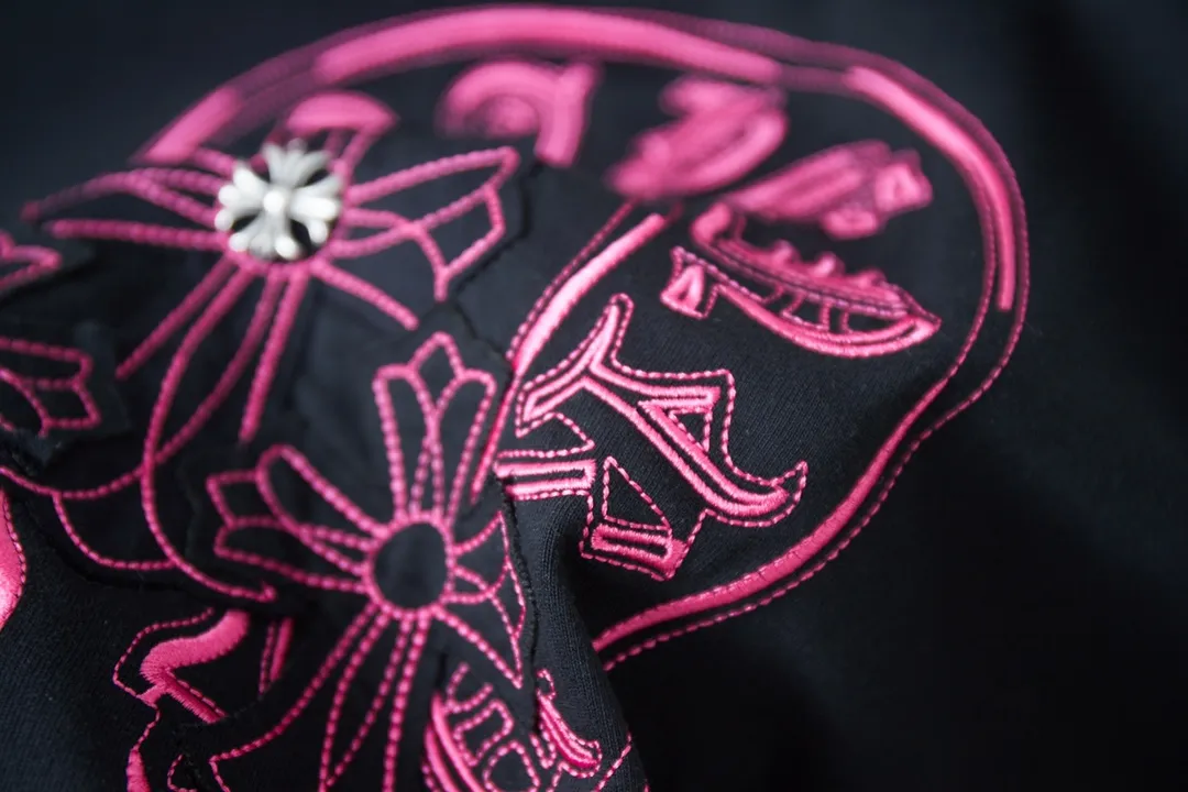 🅿️220 Ch*ome Hearte 25SS early spring new style, appliqué embroidered heart cross short sleeves, light luxury, essential item for daily commuting for men and women, correct version, welcome to compare, detailed features · 320g 100% pure cotton double yarn jersey fabric · Custom dyed in the same vat, special thickened 32 pieces double-strand 1X1 thread · Imported Tajima machine embroidery tatami embroidery ➕This cloth patch embroidery · Hand-stitched Croxin hardware accessories · Hand-made fraying of collar, cuffs and hem · Double-needle stitching across seams · Original main mark, washed tag, branded moisture-proof paper packaging Color: Black/White/Pink Size: S/M/L/XL